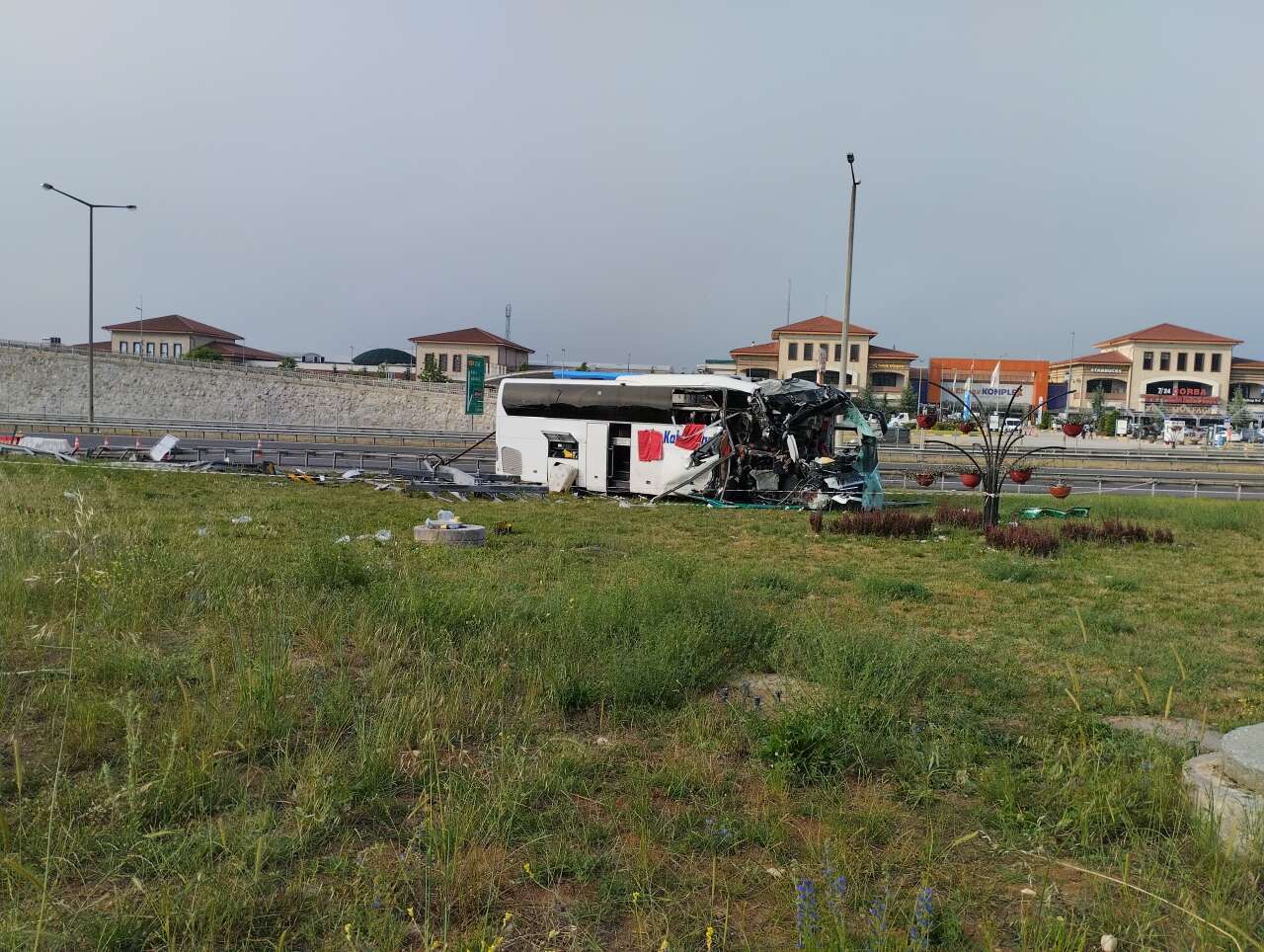Yolcu otobüsü bariyerlere ardından tabelaya çarptı! 4'ü ağır, 13 kişi yaralandı 1